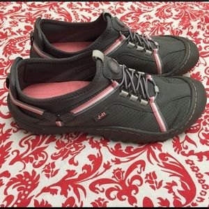 J41 adventure shoes sz 7  excellent condition!